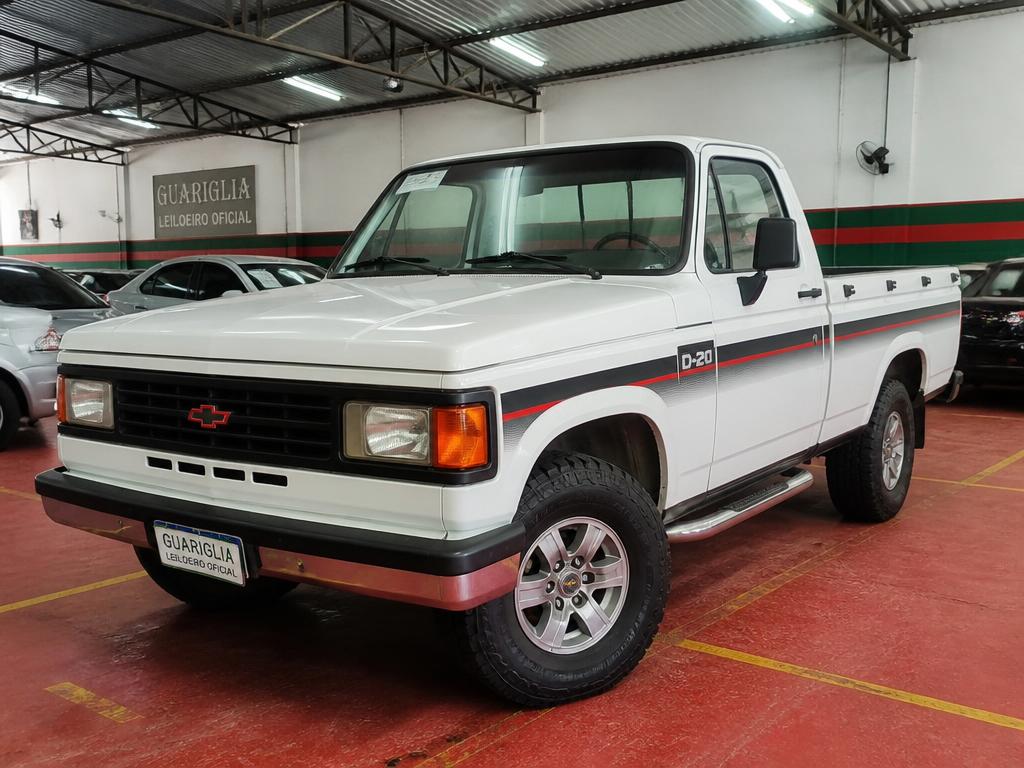 Chevrolet D20 branca em pátio de leilão
