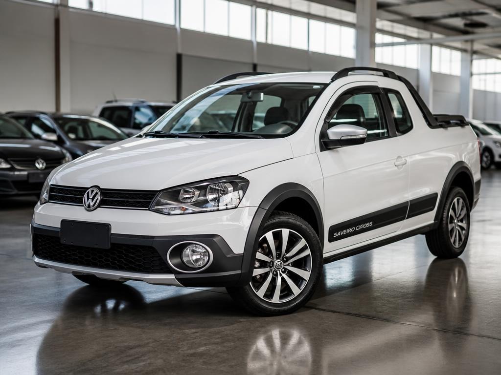 Volkswagen Saveiro Cross branca em garagem moderna